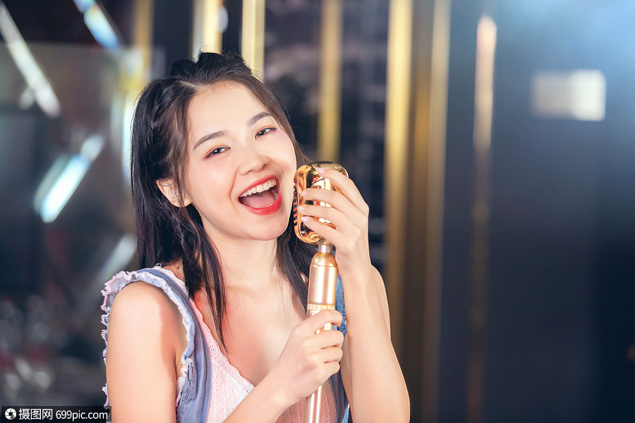 年轻美女在ktv唱歌