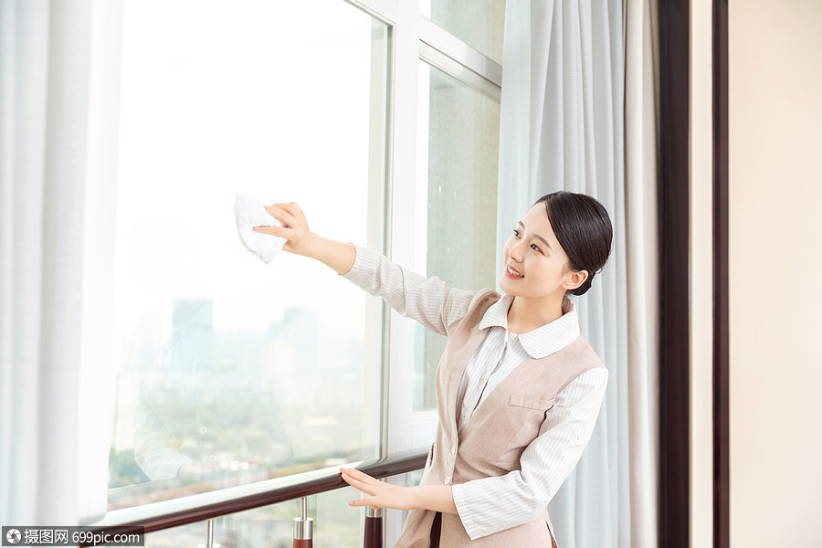 酒店服务保洁员擦窗户