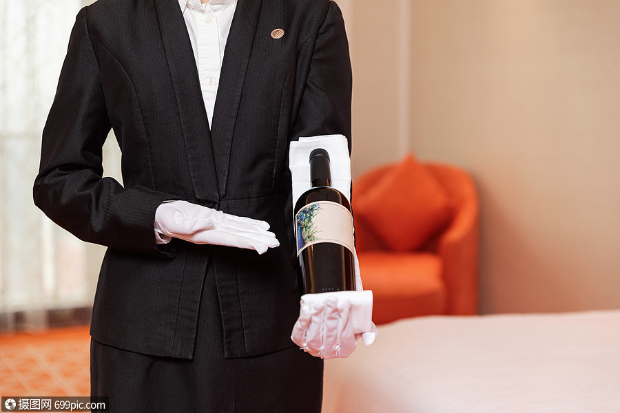 酒店服务贴身管家拿着红酒