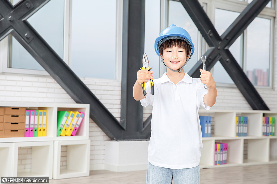 小小工程师拿着工具人物模特