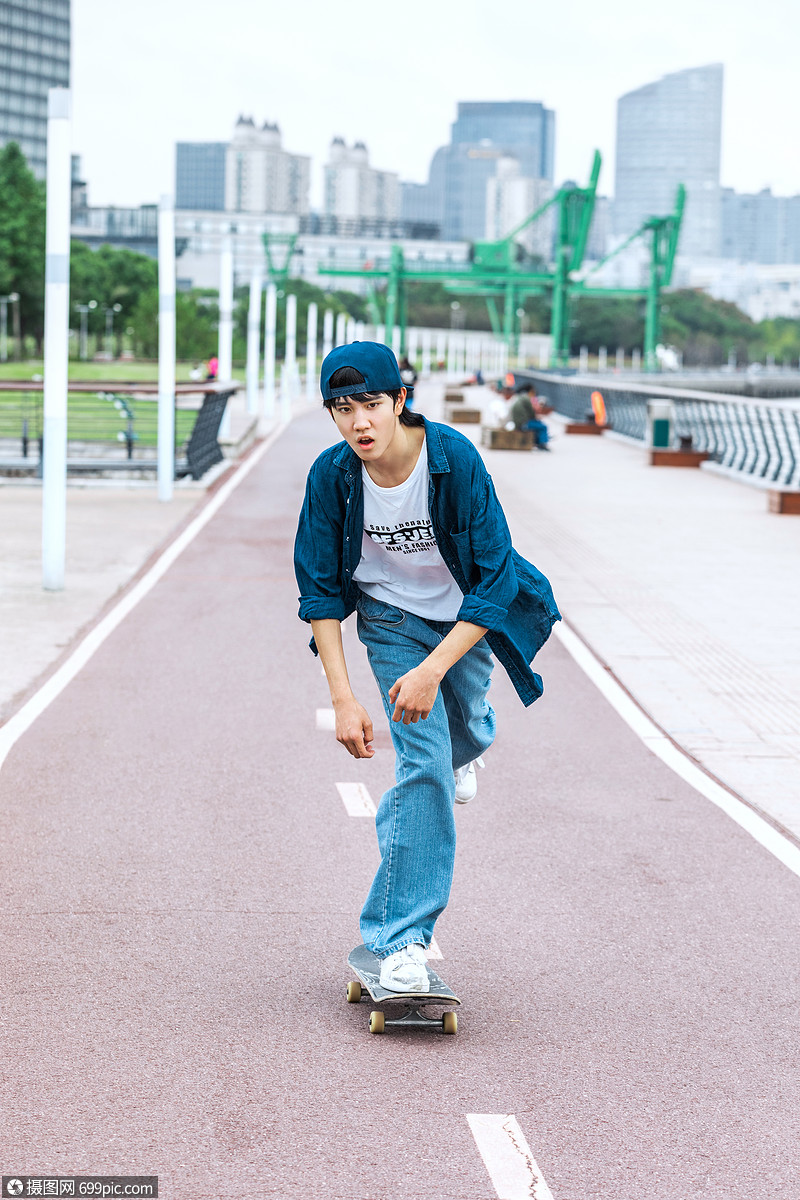 玩滑板的男性形象