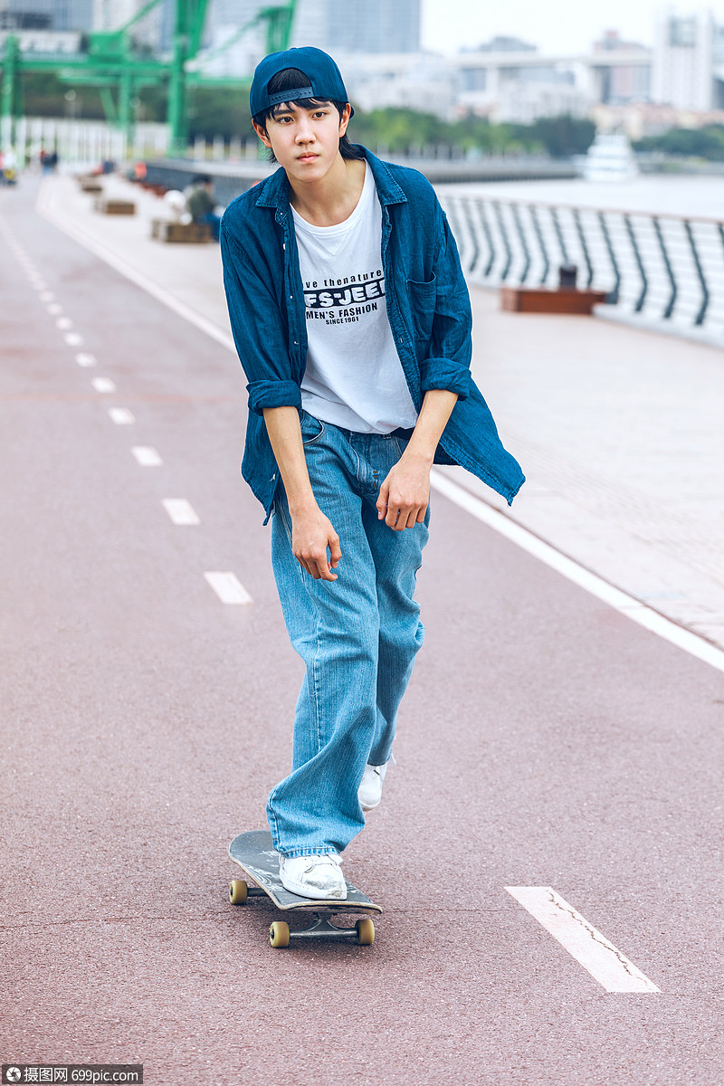 玩滑板的男性形象户外自由