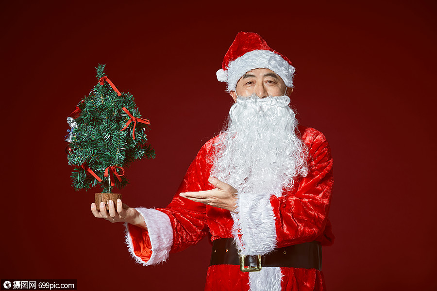 圣诞老人手捧圣诞树圣诞节中国人