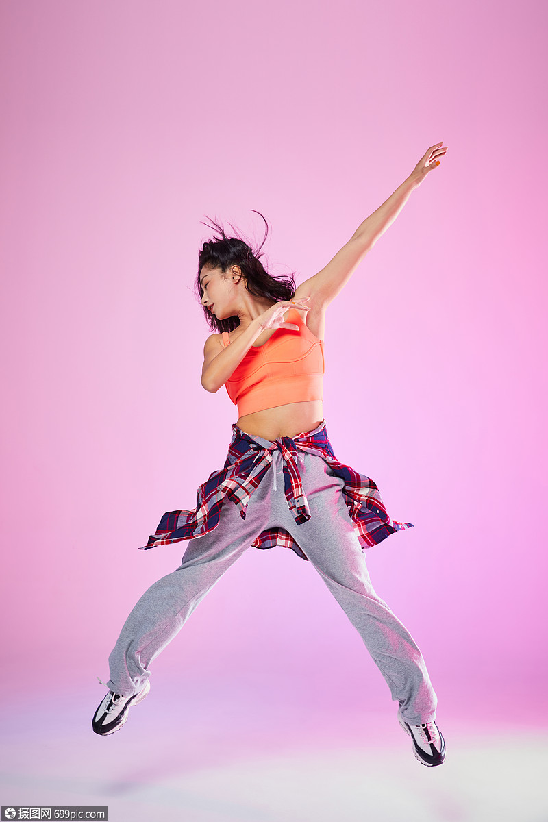 活力街舞女孩跳跃