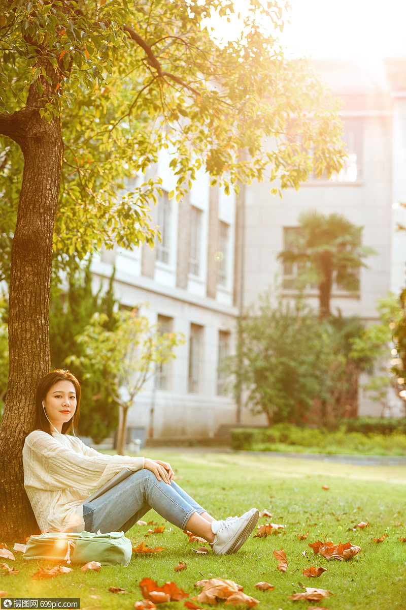 甜美女生户外看书放松女大学生