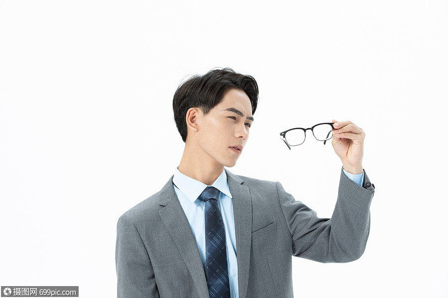 青年男性摘眼镜