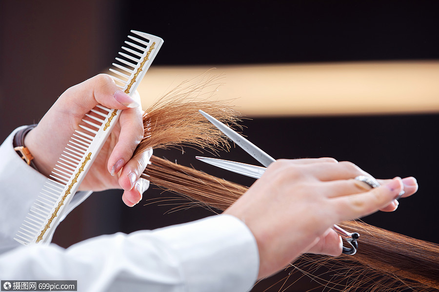 理发师拿剪刀理发特写美发师龙抬头