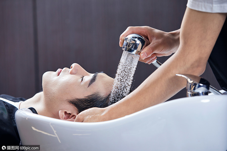 男性顾客洗头发