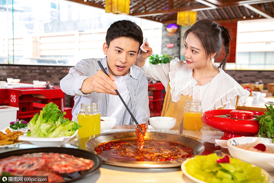 照片 人物情感 青年男女欢乐吃火锅.jpg