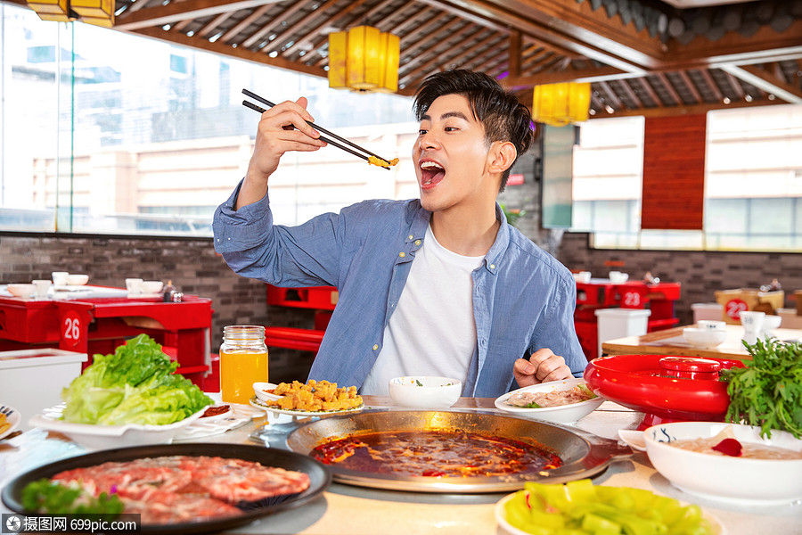 照片 人物情感 东亚人 青年男性吃火锅.jpg