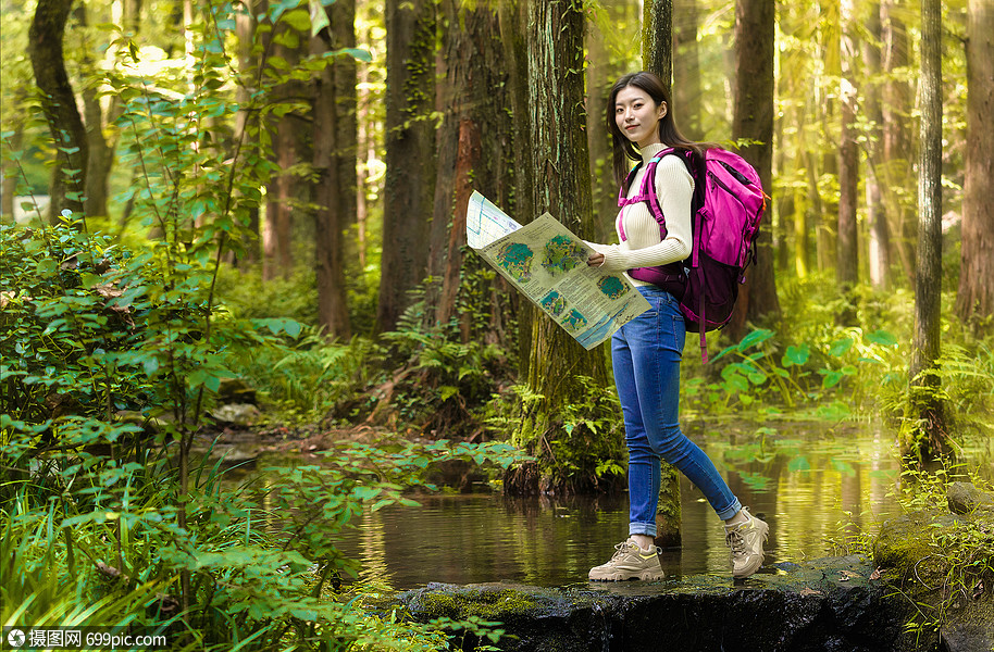 户外美女远足登山探险旅游