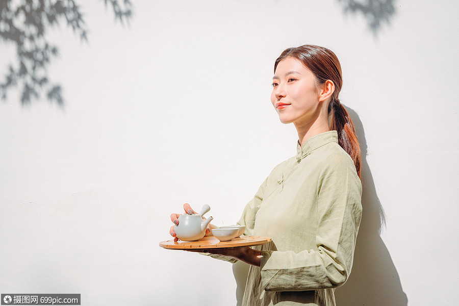 古风素衣美女喝茶