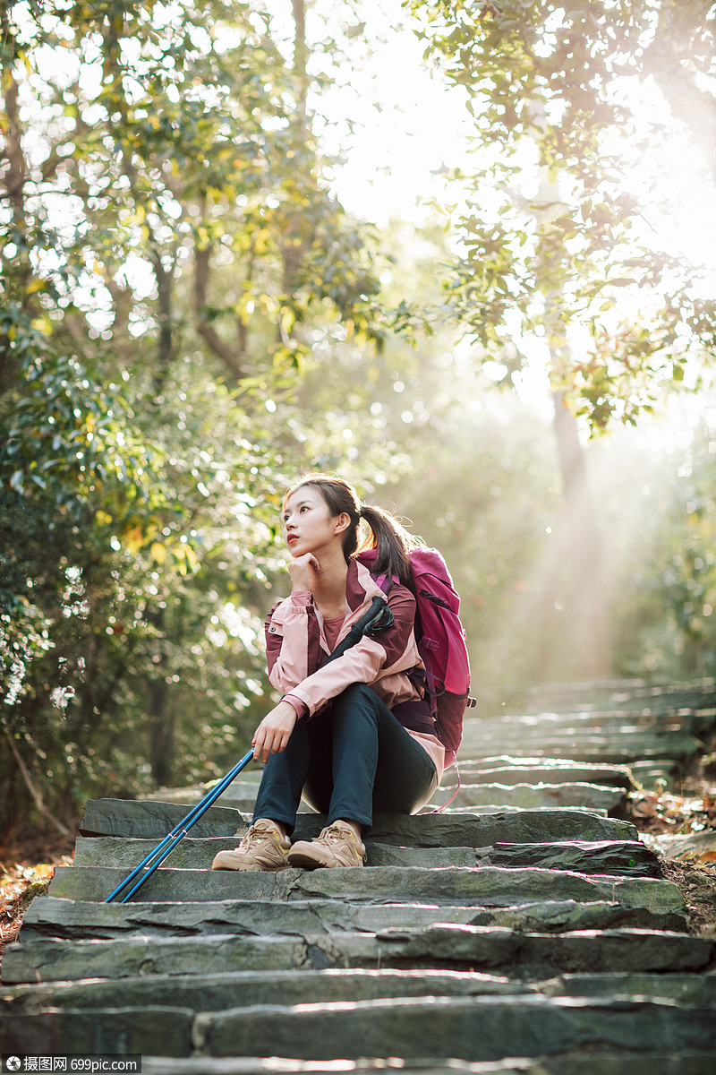 女生坐在山間小路上休息戶外人物