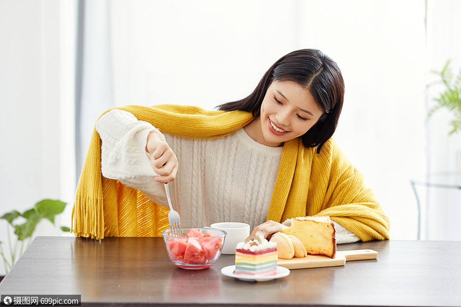 居家美女吃早餐早点亚洲人