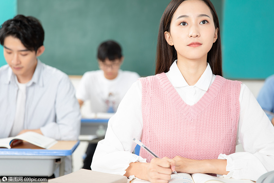 青年男女认真学习考研大学生研究生