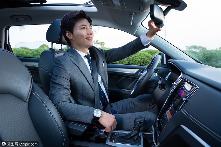 男性司机专车代驾网约车亚洲人