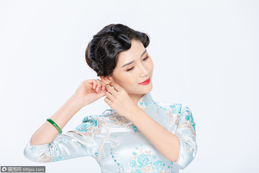 旗袍优雅女性戴耳环