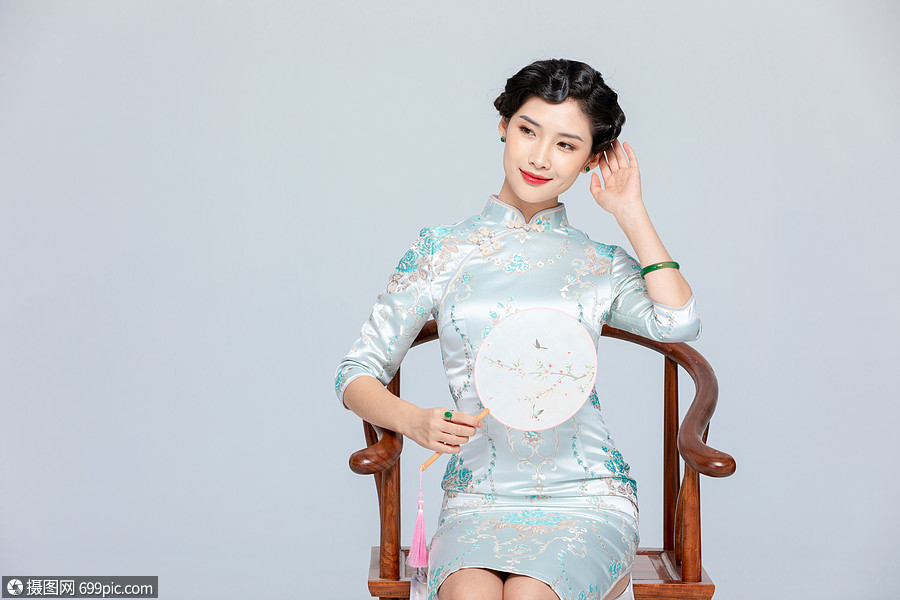 中国风旗袍优雅美女拿扇子