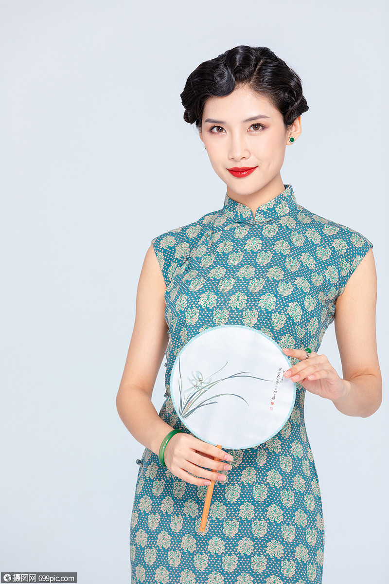 中国风古装旗袍美女拿扇子优雅亚洲人