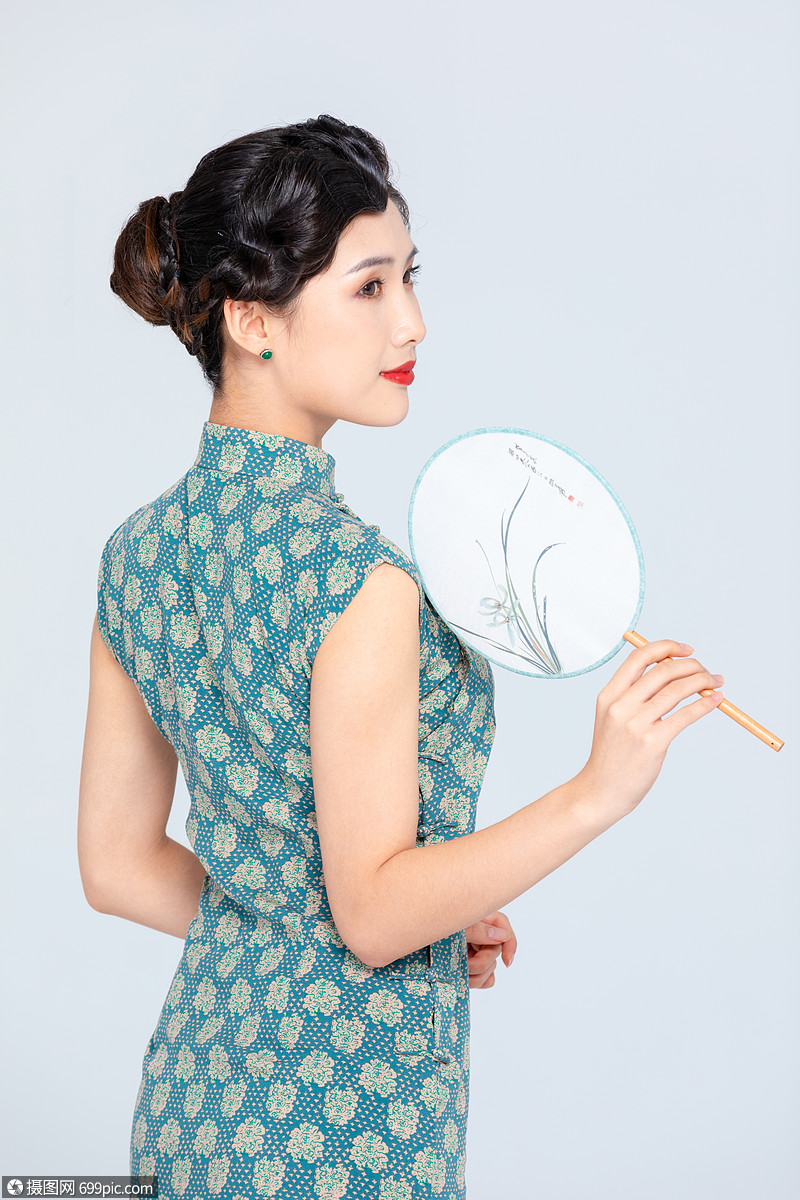 中国风古装旗袍美女拿扇子
