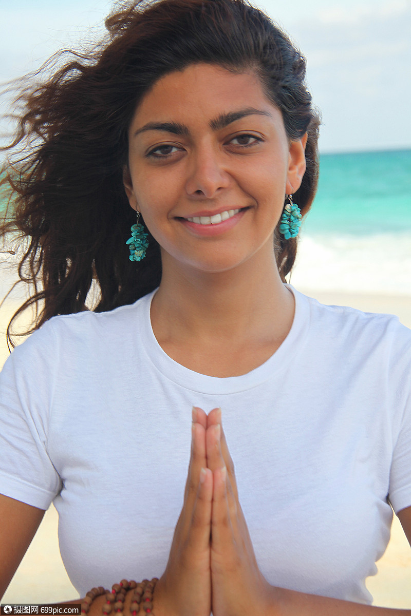 双手合十的女性冥想瑜伽姿势