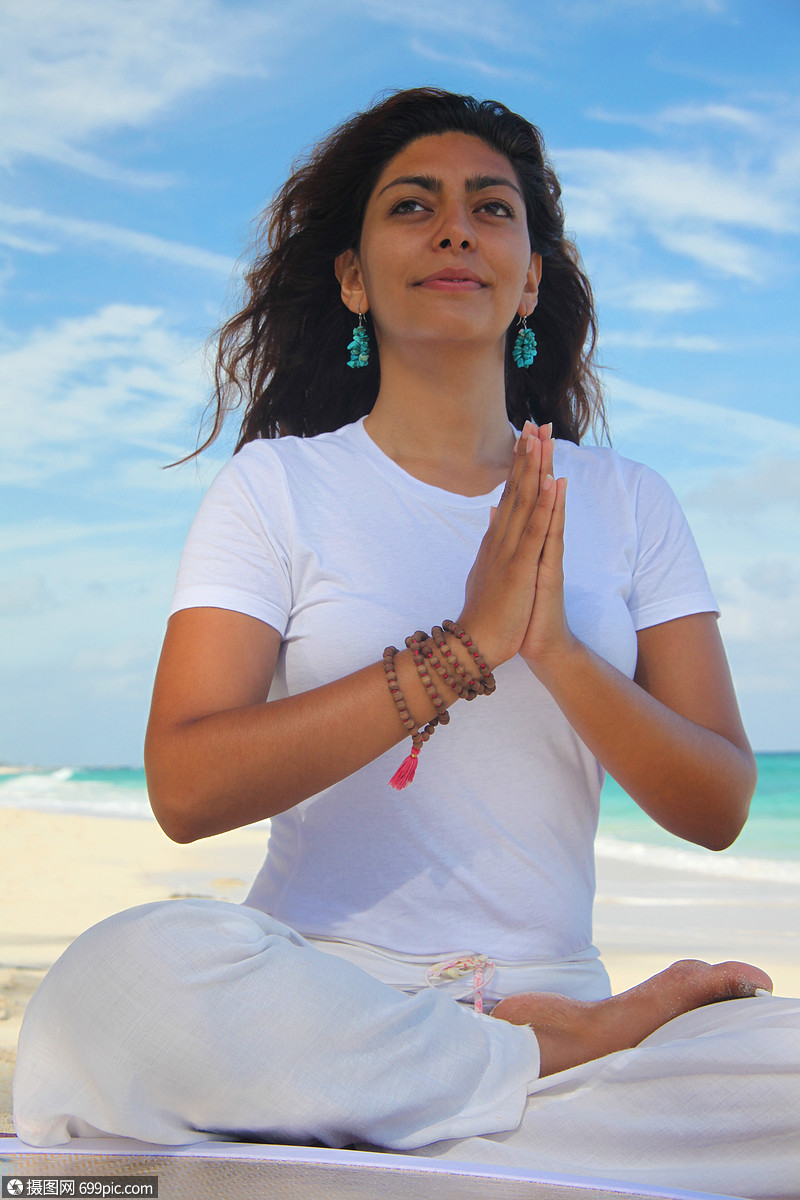 巴哈马拿骚天堂岛打坐的女性