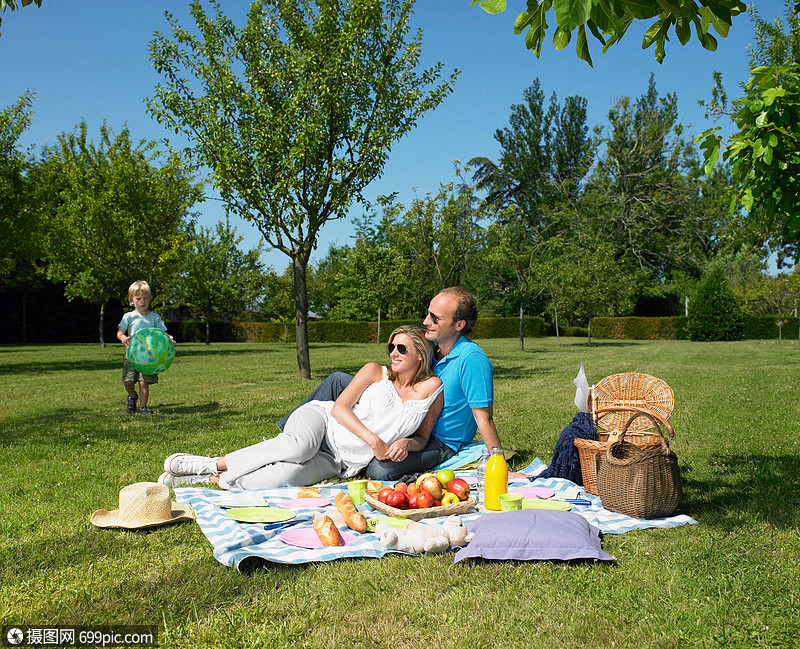 在公园里野餐的家庭
