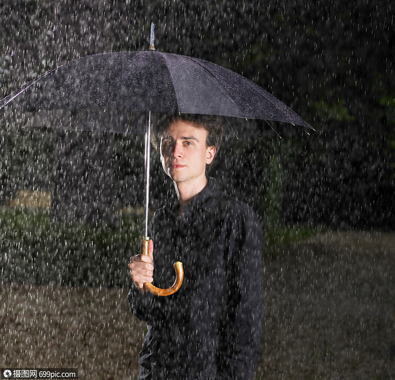 雨中打伞的男人