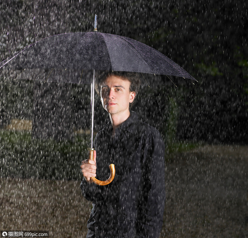 雨中打伞的男人