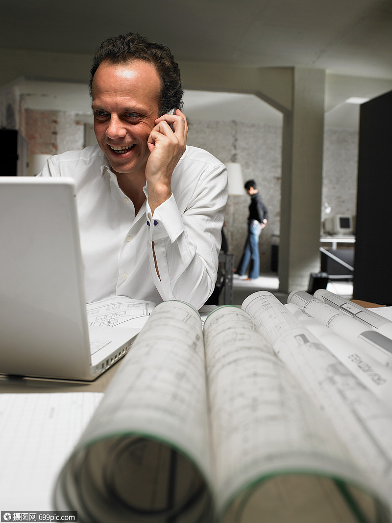 建筑师在办公室打电话微笑外国人