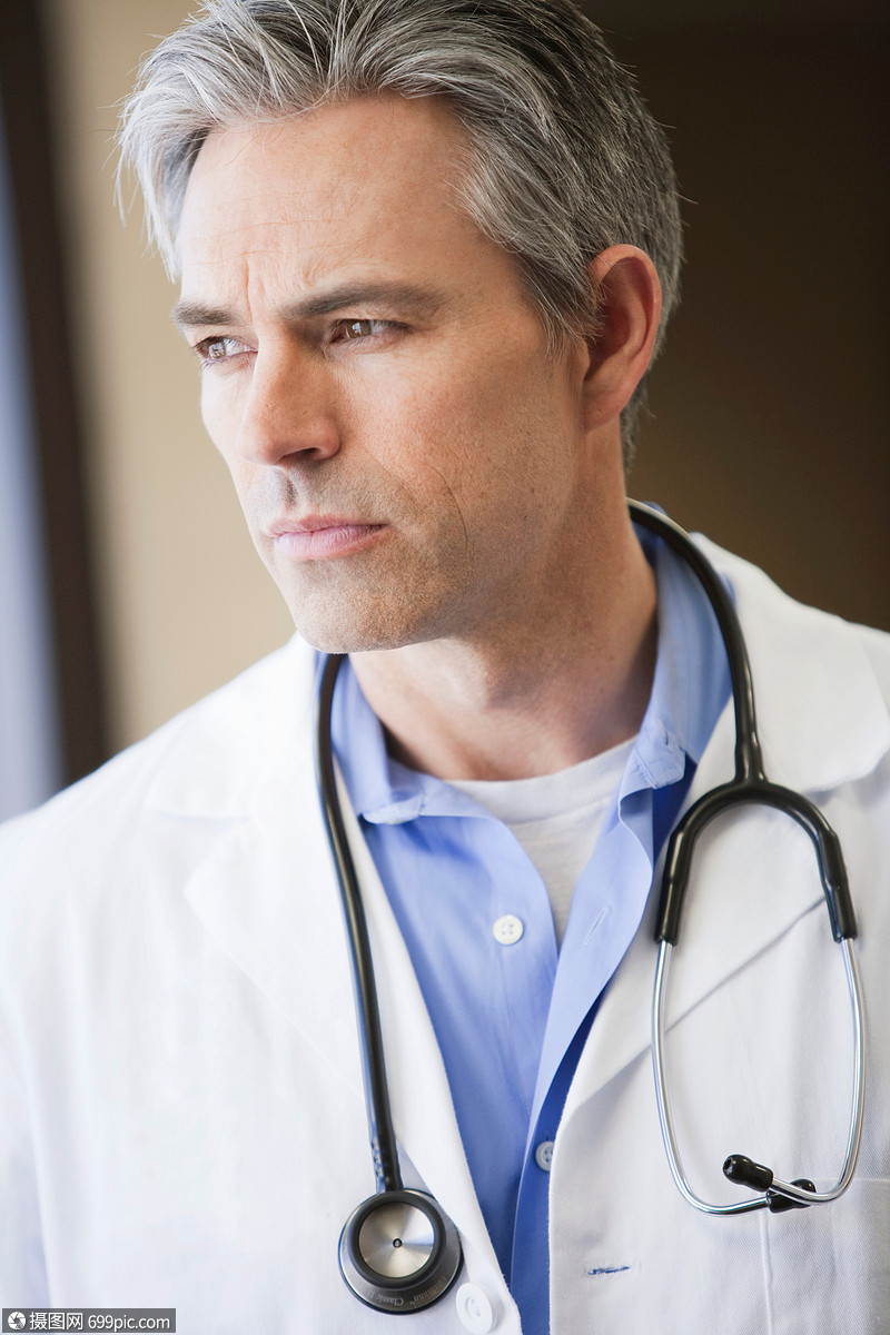 男医生看着窗外思考