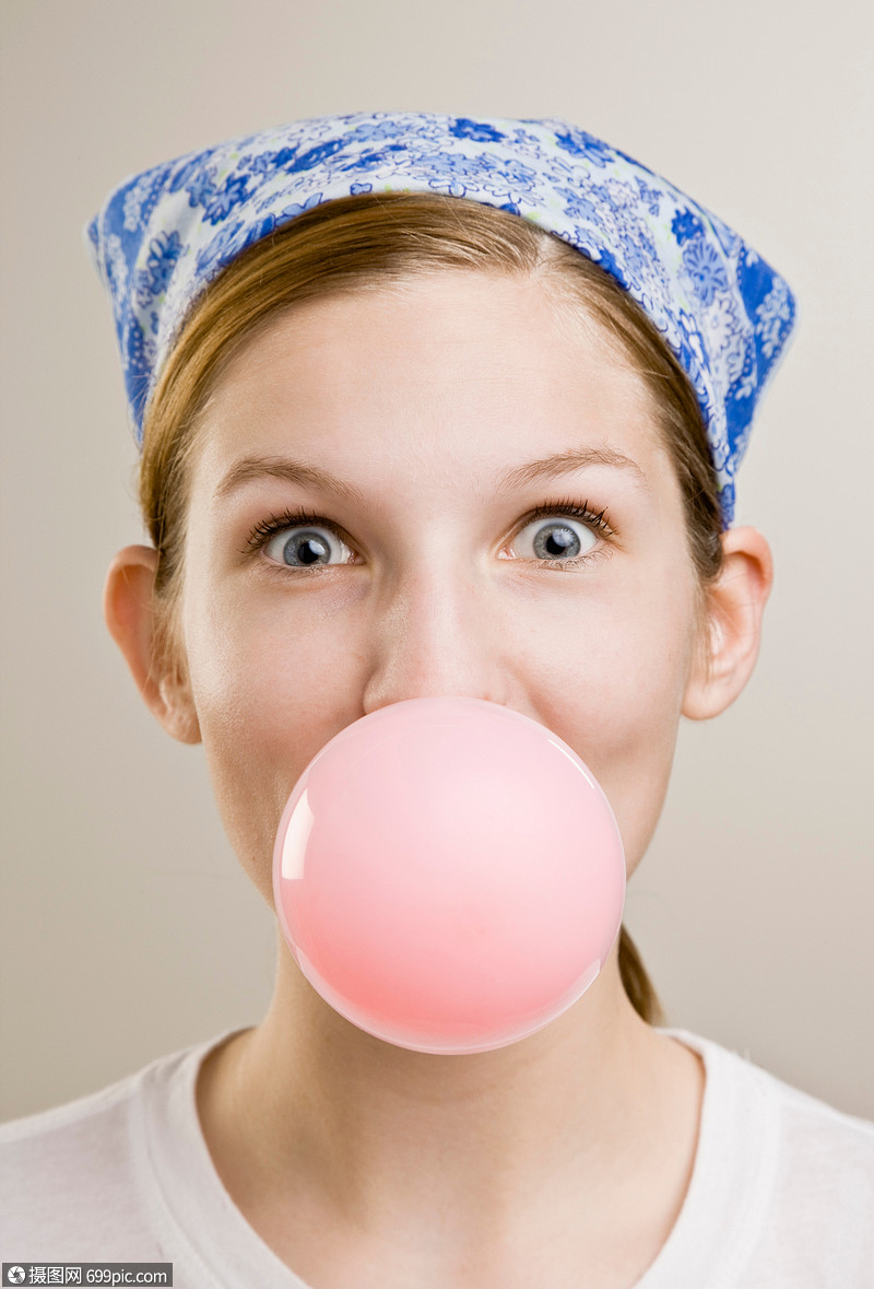 女人用口香糖吹泡泡