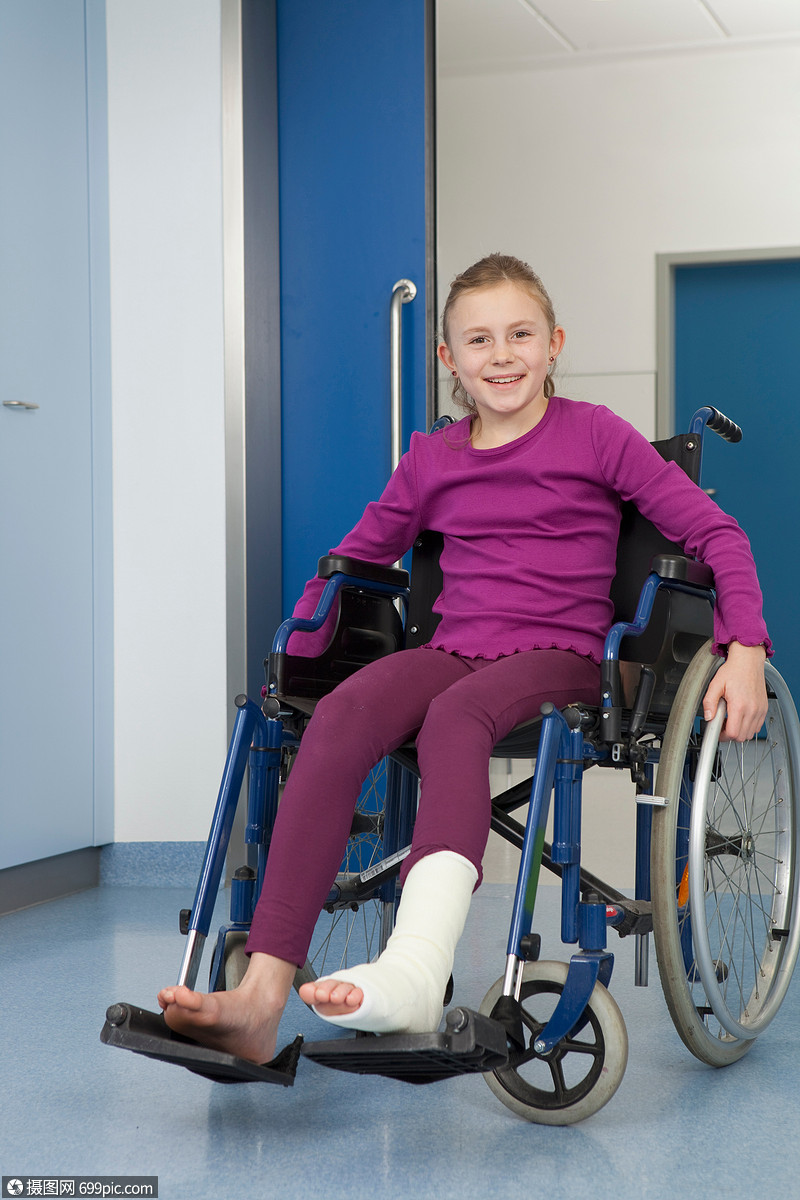 轮椅上的女孩的脚绑着绷带