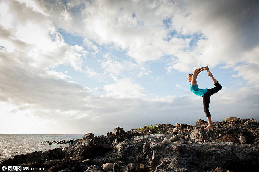 女子海边练习瑜伽