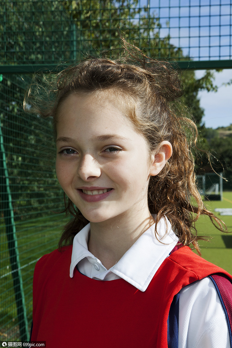女学生在网球场的肖像照