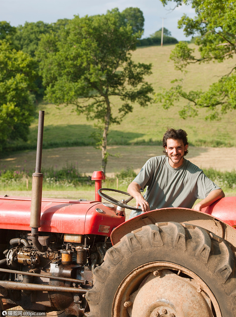 青年男性开拖拉机农业年轻人