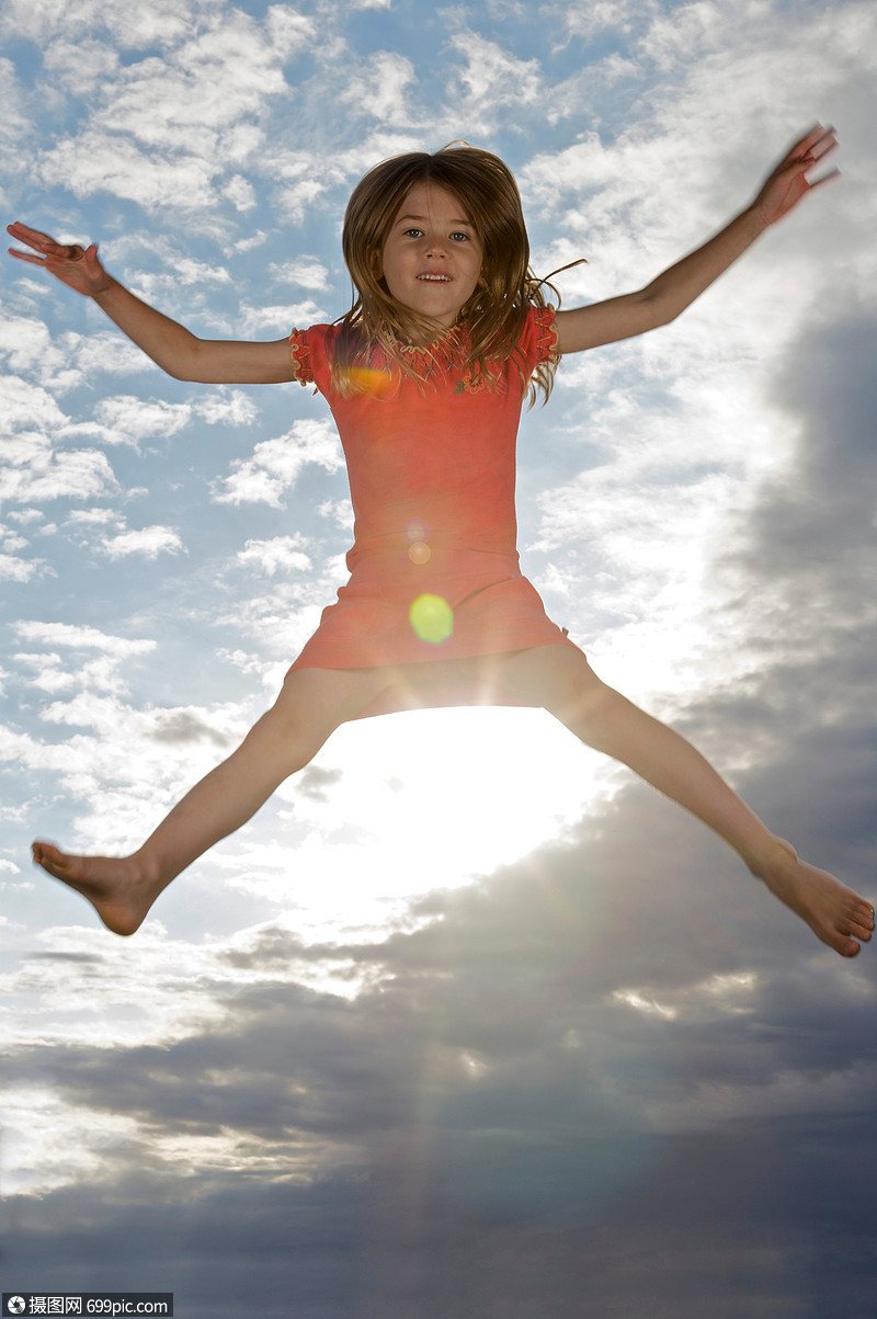 跳入空中的年轻女孩光脚的云