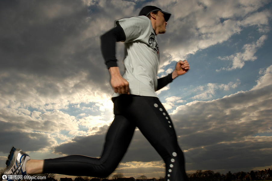 公园里的男跑步者