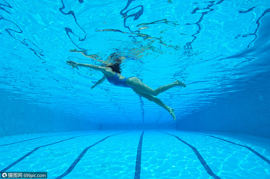 女子游泳池水下景观白种人泳衣