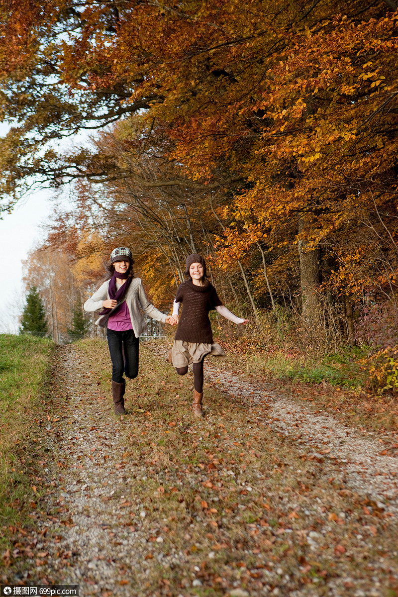 两个女孩在户外跑步