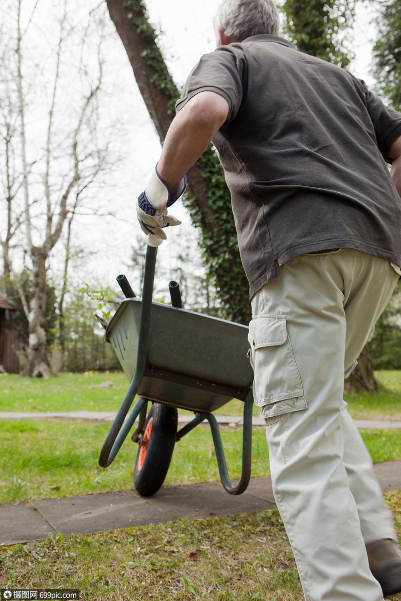 在后院推手推车的人