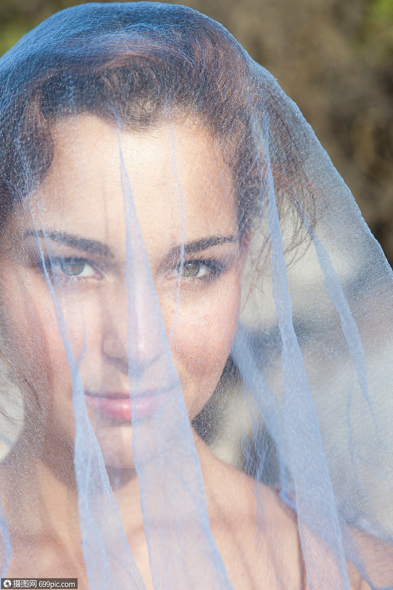 海滩上戴面纱的女人