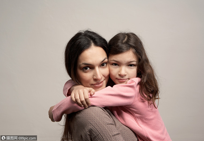 母亲抱着女儿两个人年轻女子