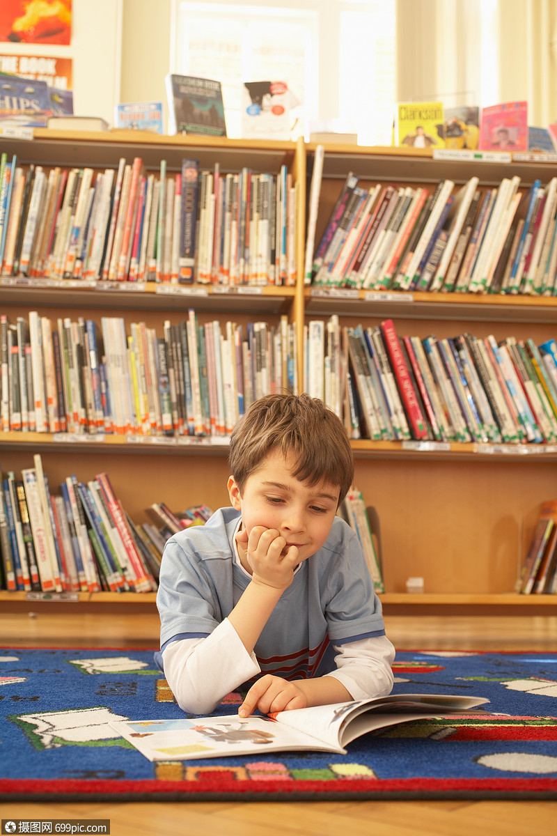 男孩在地板上看书小孩学校