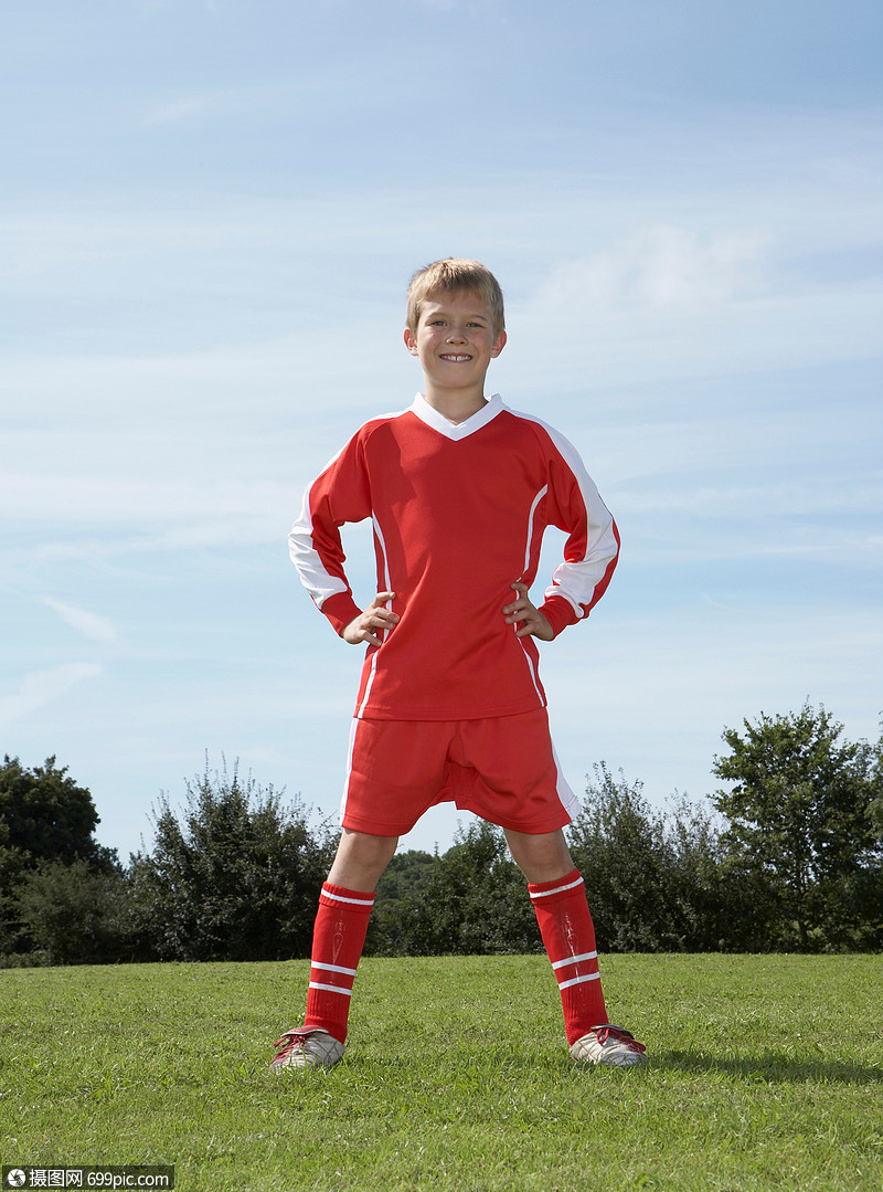 年轻的男足球运动员站着青少年外国人