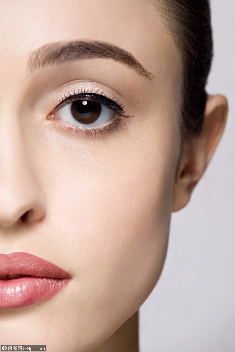 半边脸美丽的年轻女子