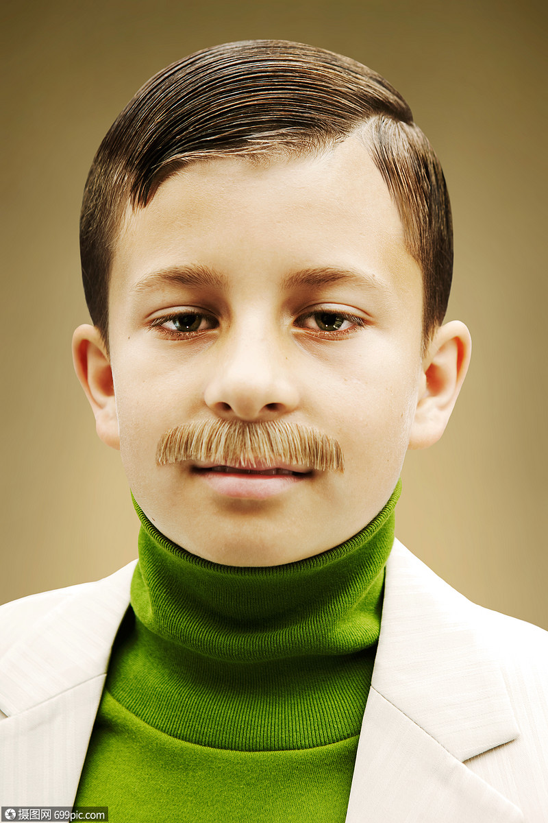 小男孩留着假胡子穿着米色西装外国外国人像