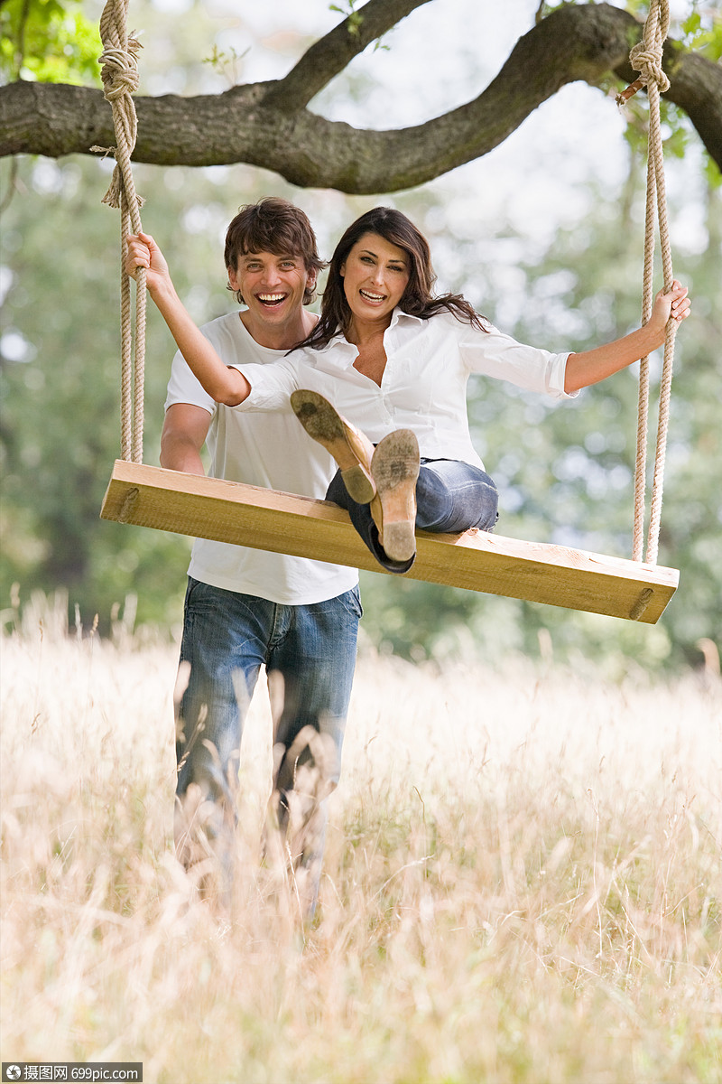 荡秋千的情侣