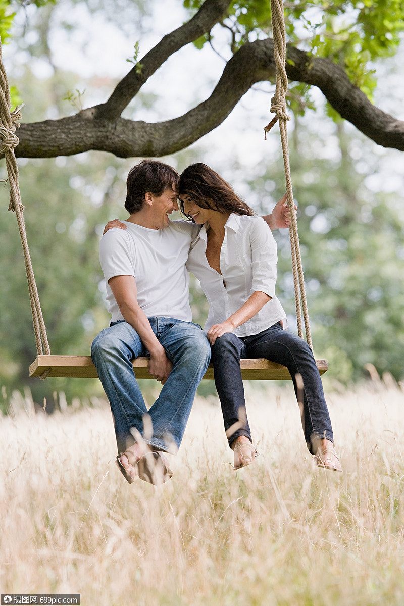 秋千上的情侣