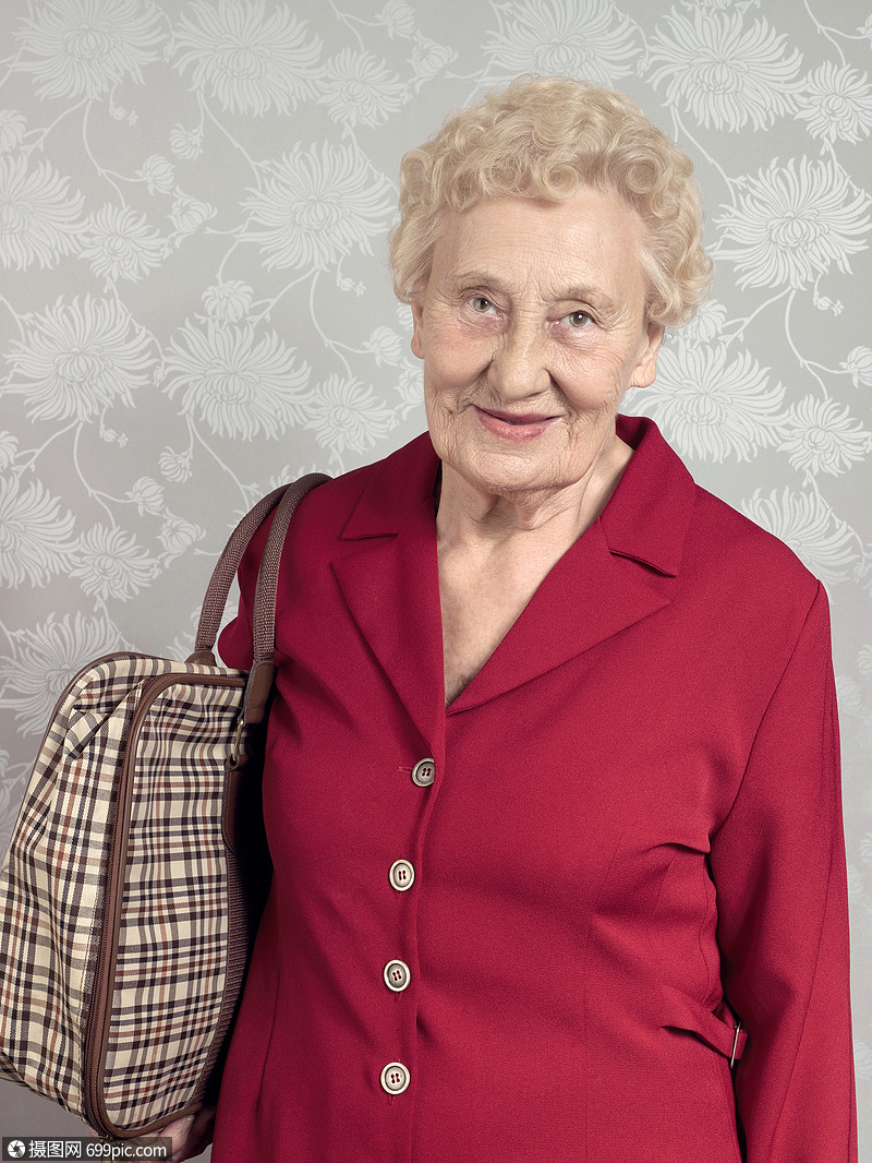 带肩包的老太太红色外国人